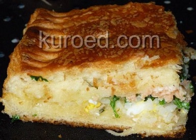 Пирог с рисом, лососем, яйцами и зеленью из слоеного дрожжевого теста 