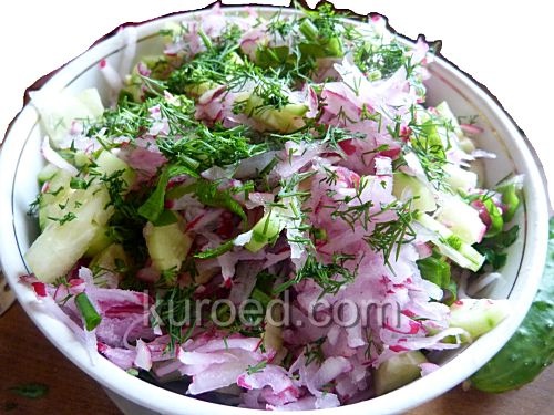 весенний салат из редиски с огурцами