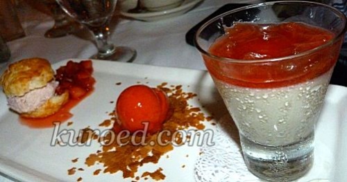 Молочное желе (панакота)  с клубничным соусом