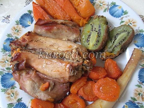 Варено-запеченный кролик с тыквой, морковью, киви и петрушкой
