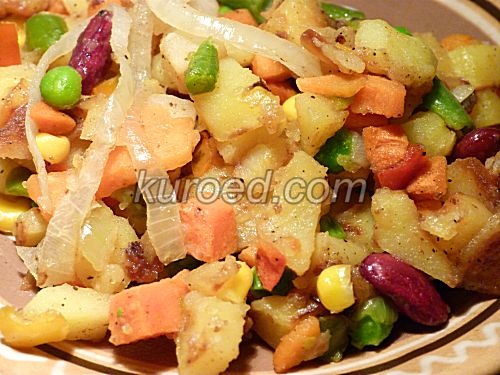 Овощное рагу с картофелем, морковью, фасолью, горошком и кукурузой